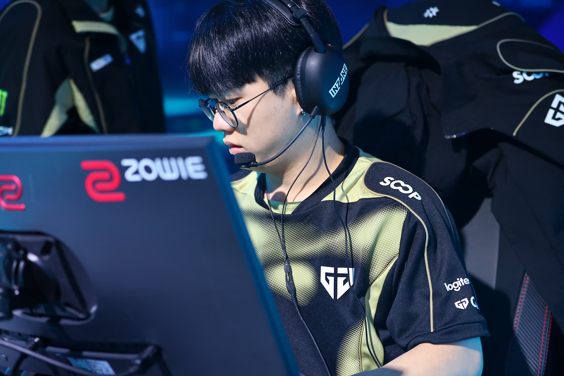 GEN Lakia wearing his headset wrong. Photo: Riot Games