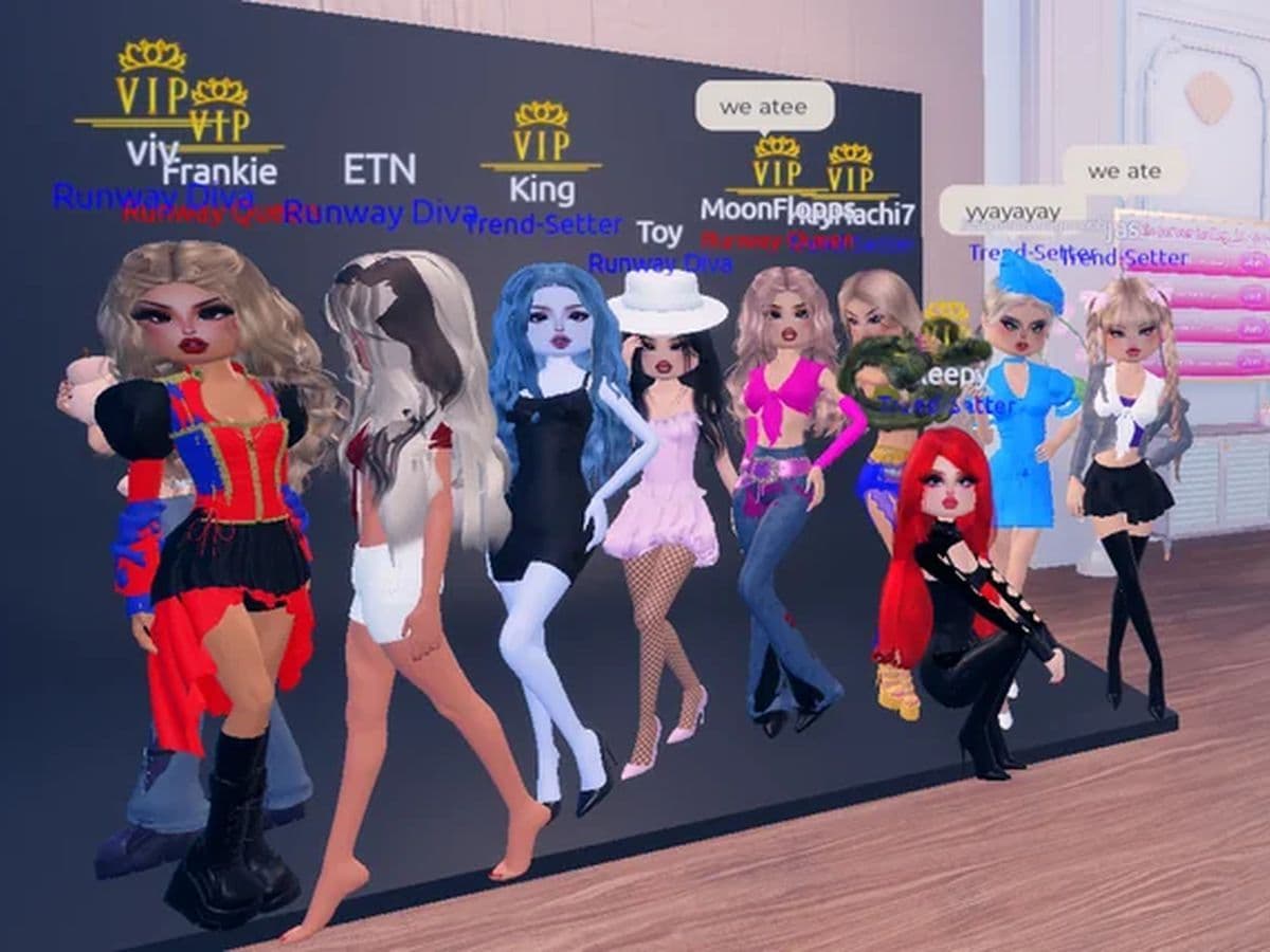 Y2K Dress to Impress theme