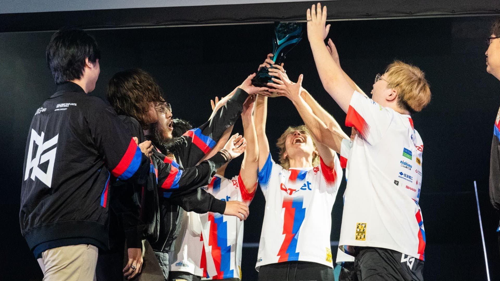 QT DIG celebrating with the VCL Japan 2026 Season Finals trophy (Image Source: eSports World)
