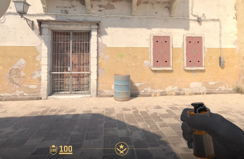 You can also take the smoke grenade of your teammate or enemy when they die (Image Credit: THESPIKEGG)